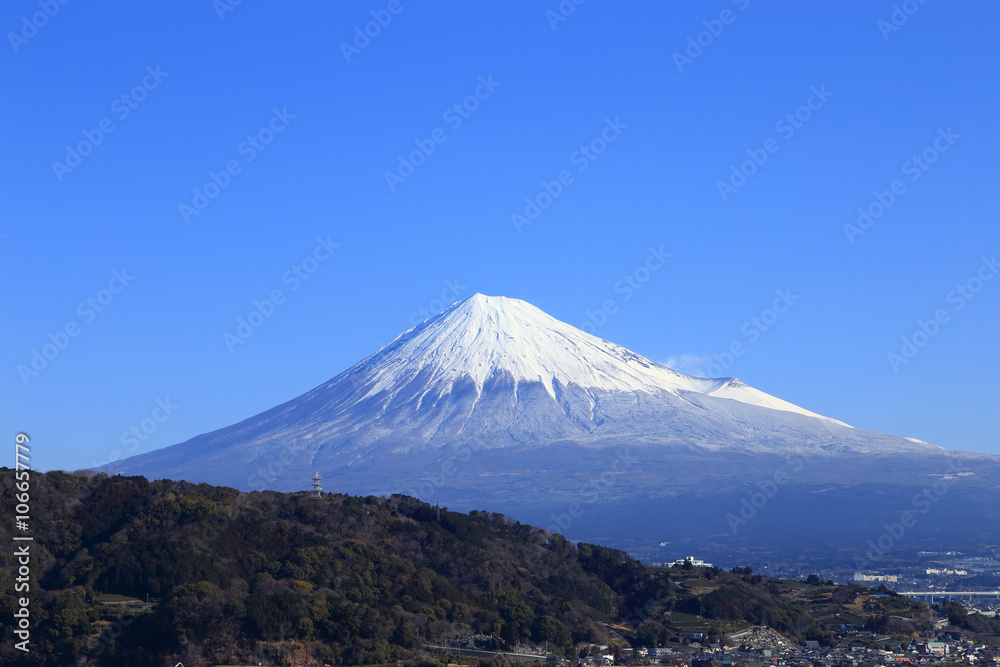 冬の冠雪した富士山と青空 冬の冠雪した富士山と青空