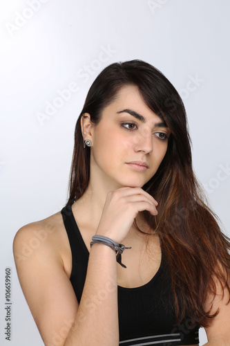 Portrait d'une jeune femme pensive