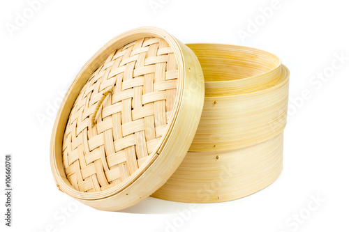 Foto Chinese steamer for buns on white