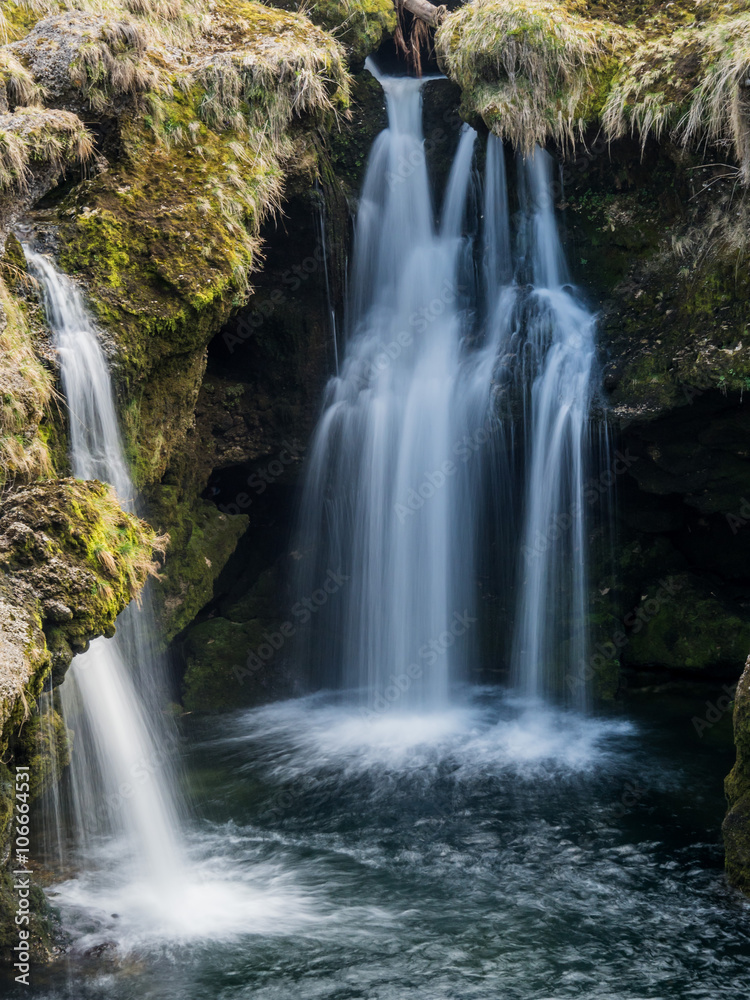 Wasserfall. Fliessendes Wasser
