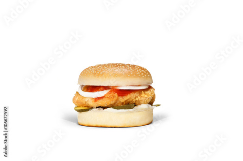 бургер с нежной курицей на белом фоне
