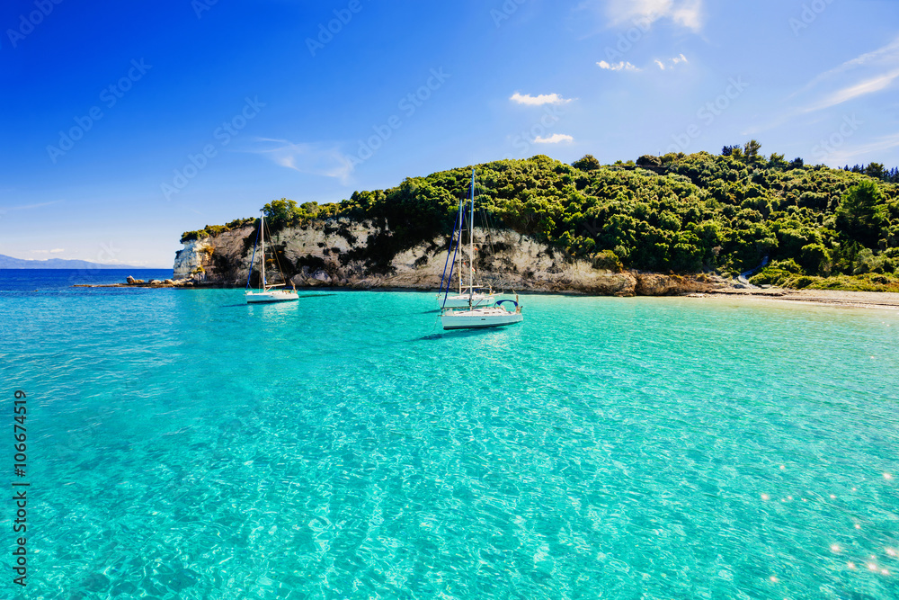 Fototapeta Żaglówki w pięknej zatoce, wyspa Paxos, Grecja