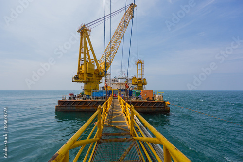 Photographie Footbridge to offshore oil rig