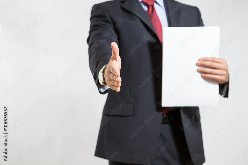 uomo in ufficio stringe la mano per incontro e colloquio di lavoro ocn contratto