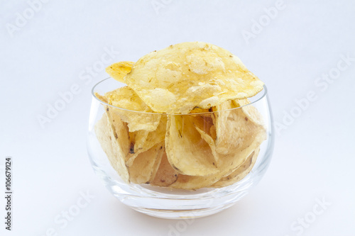 Patatine fritte in ciotola di vetro su sfondo bianco