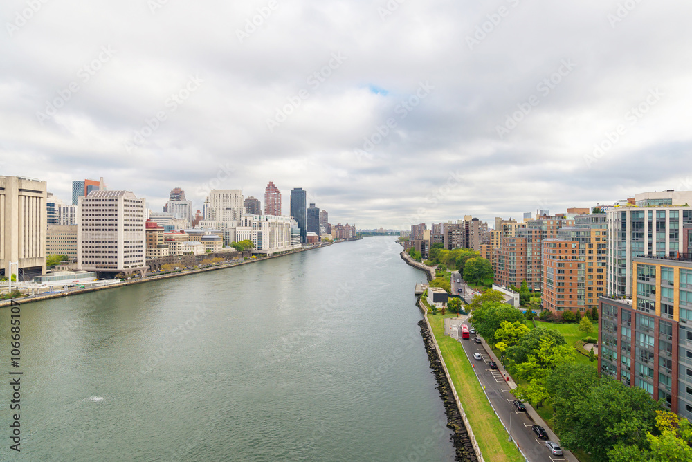 Fototapeta premium East river and Roosevelt island from Roosevelt Island Tramway
