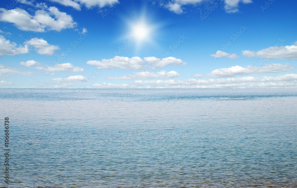 Obraz premium Beautiful sky and blue sea