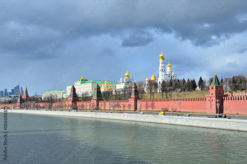Obraz premium Россия, Московский Кремль в облачный день