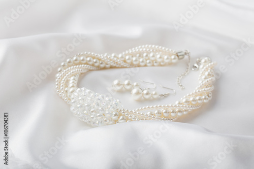 Obraz na płótnie gold bracelet on white cloth