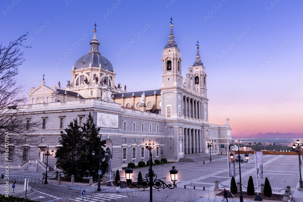Naklejka premium Katedra Almudena w Madrycie, Hiszpania o zmierzchu