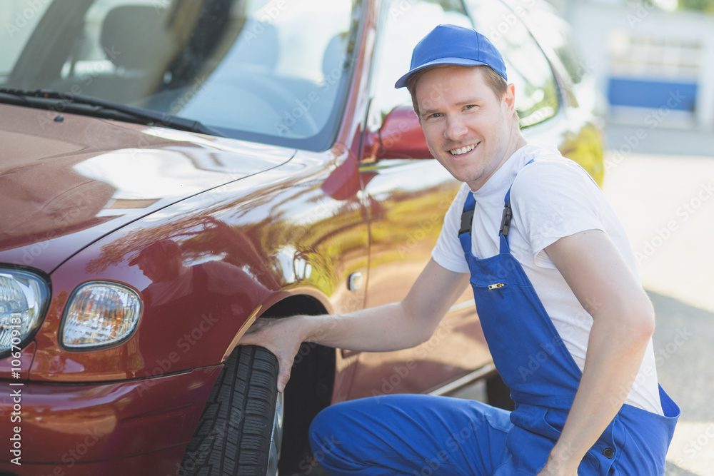 Automechaniker prüft Reifen Automechaniker prüft Reifen
