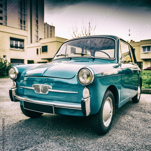 Fototapeta Naklejka Na Ścianę i Meble -  Petite automobile bleu