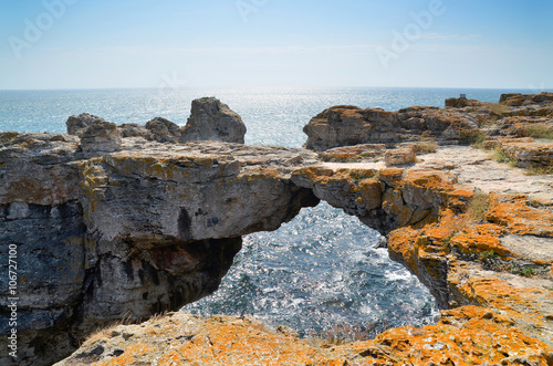 Formacje skalne na brzegu morza w pobliżu Tyulenovo w Bułgarii