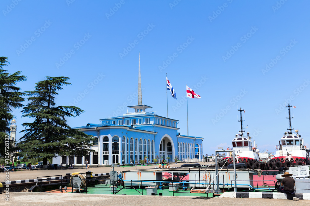 Obraz Budynek stacji morskiej. Budynek terminalu promowego pasażerskiego w porcie Morza Czarnego w Batumi. Republika Gruzji