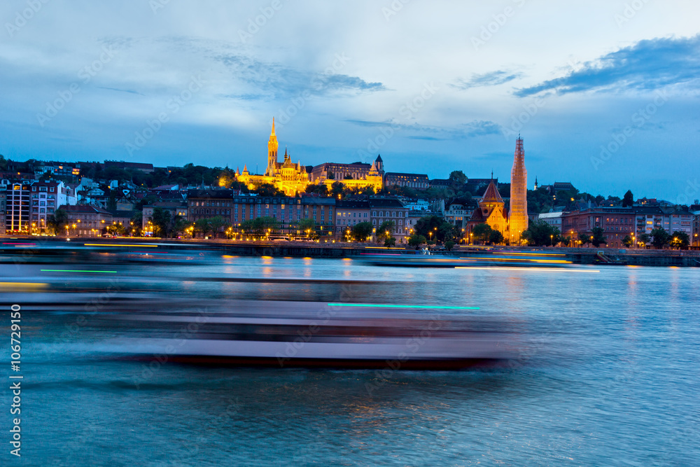 Fototapeta premium Danube in Budapest by night