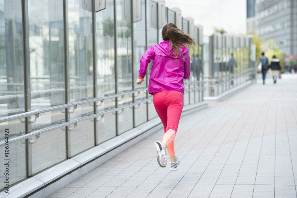Obraz premium From behind the woman is running
