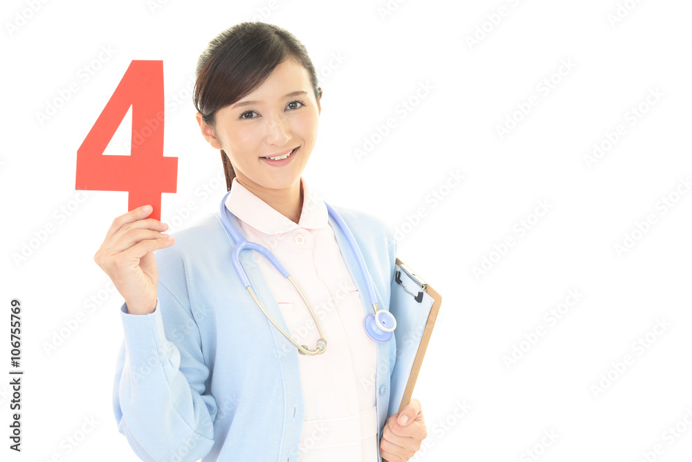 数字を持つ笑顔の看護師 数字を持つ笑顔の看護師