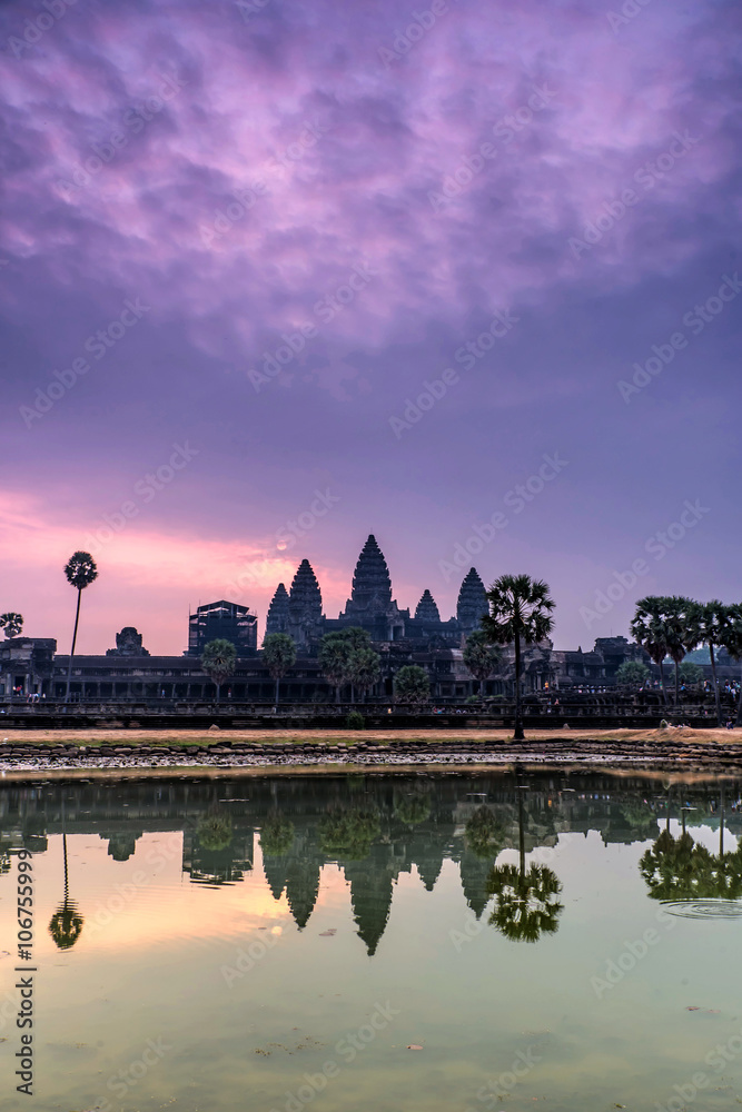 Naklejka premium Sunrise at Angkor Wat.