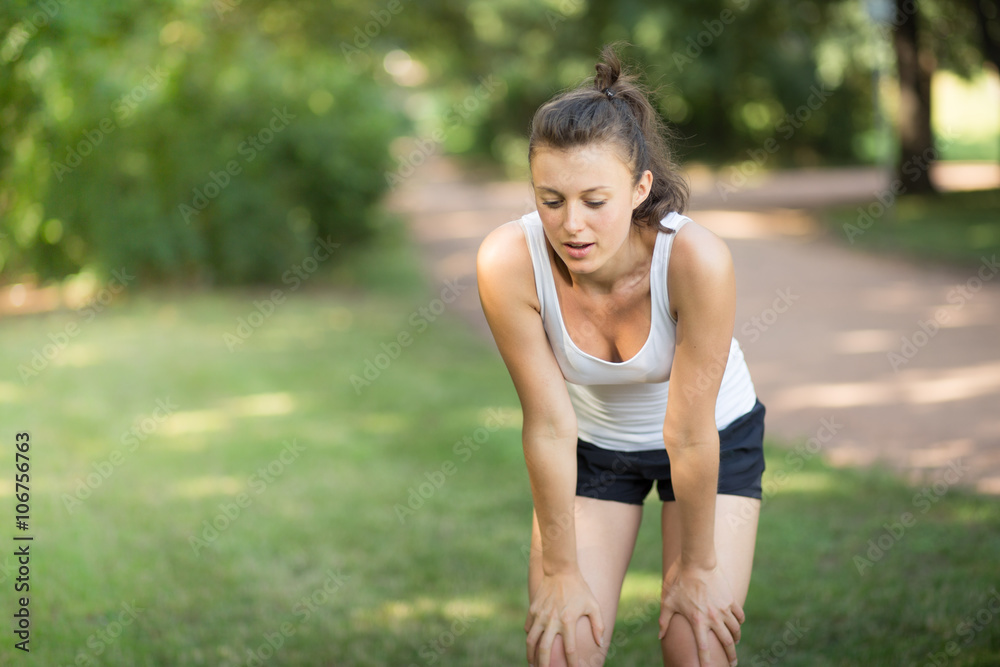 Joggerin macht Verschnaufpause