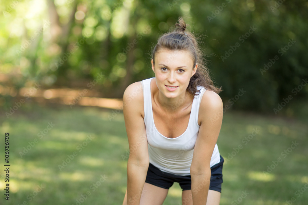 Joggerin macht Verschnaufpause Joggerin macht Verschnaufpause