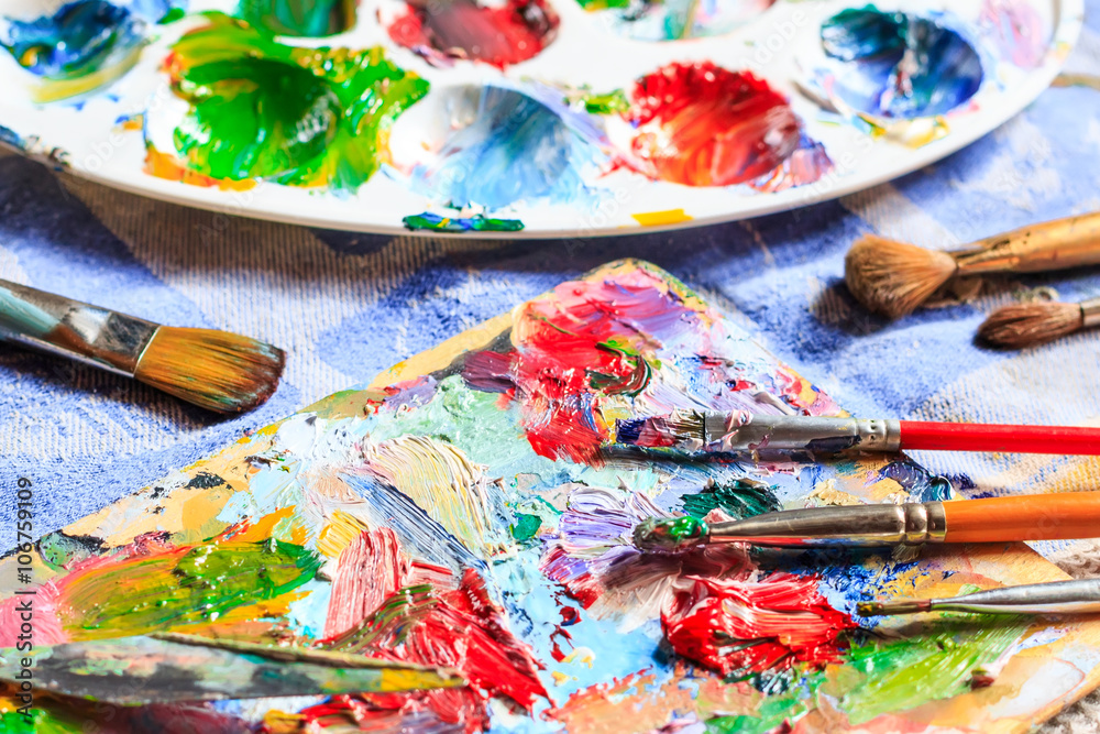 Obraz premium Colourful oil paint, different types of brushes and palette