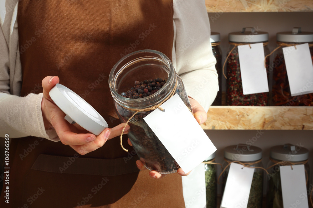 Fototapeta premium Sklep z przyprawami, jagody jałowca