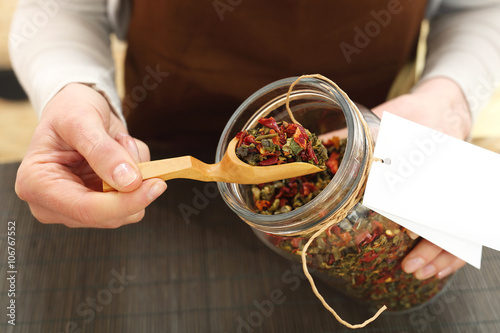 Suszone pomidory z bazylią i czosnkiem, aromatyczna kompozycja ziół w kuchni