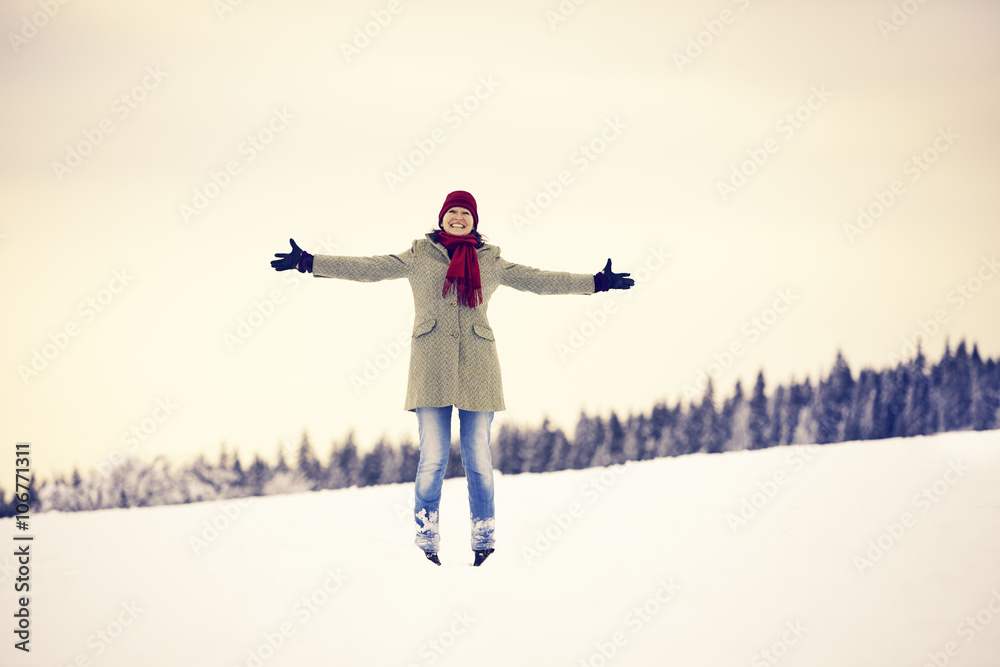 Frau Schnee Dämmerung stehend