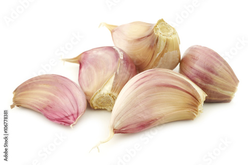 dried garlic cloves on a white background

