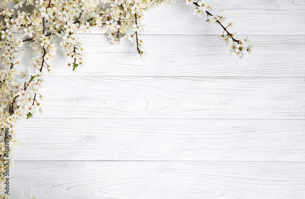 Obraz premium tło wiosna. kwiaty owocowe na drewnianym stole