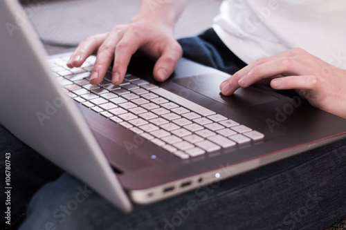 Photos Laptop am Schoß, Tastatur und Männerhände