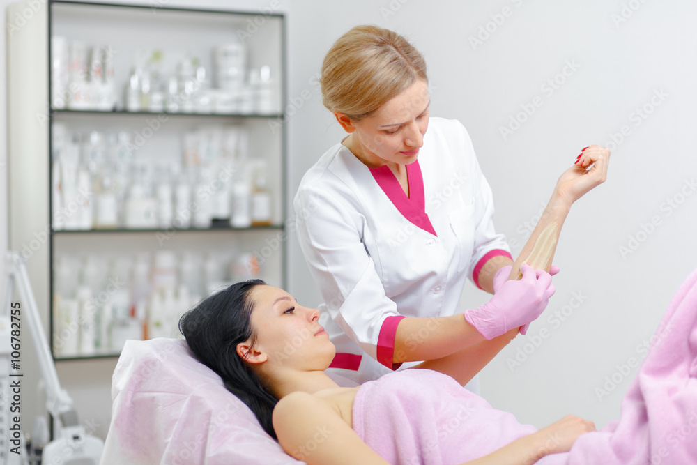 Obraz premium Sugaring: epilation with liquate sugar 