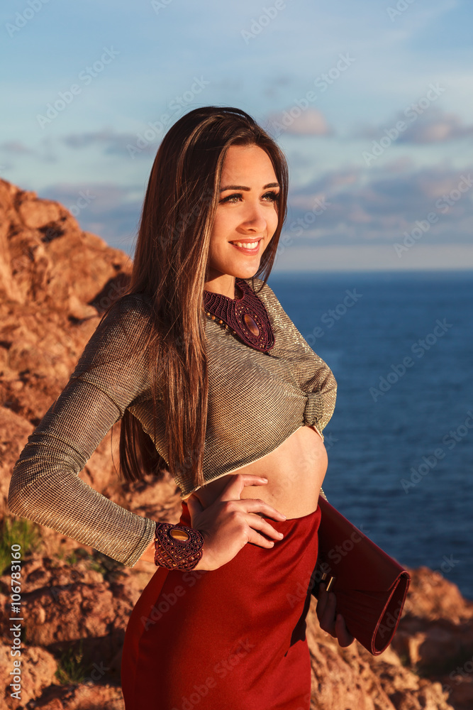 Portrait de mode d'une jeune femme brune à la plage Stock Photo | Adobe  Stock
