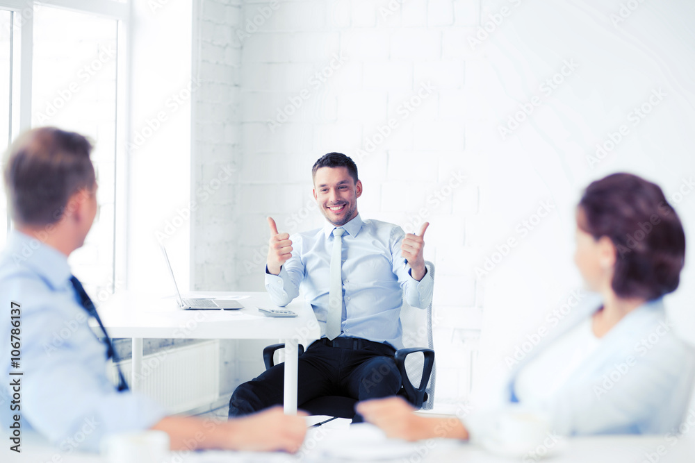 Obraz premium businessman showing thumbs up in office