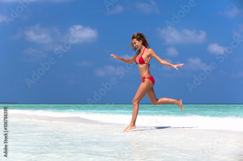 femme heureuse qui saute dans la mer