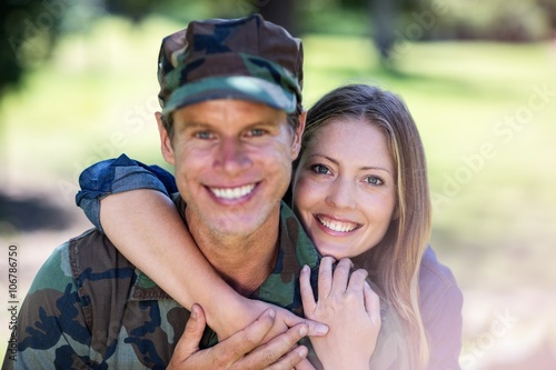 Canvas Print Happy soldier reunited with his partner in the park