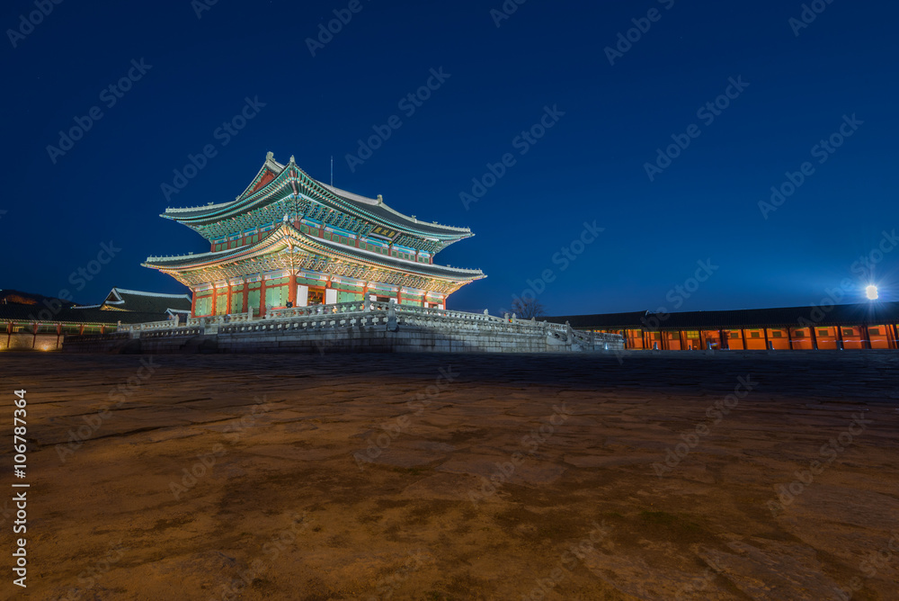 Fototapeta premium Korea,Gyeongbokgung palace at night in Seoul, South Korea.