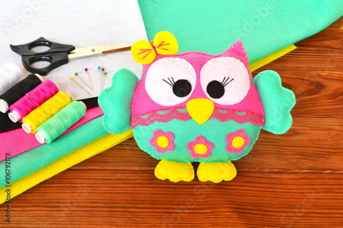 Handmade owl - how to sew a felt toy. Felt sheets, scissors, thread, needle, pins - sewing kit owl