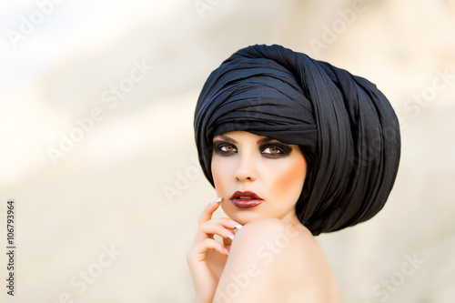 Fotografia a young girl in a turban, hijab