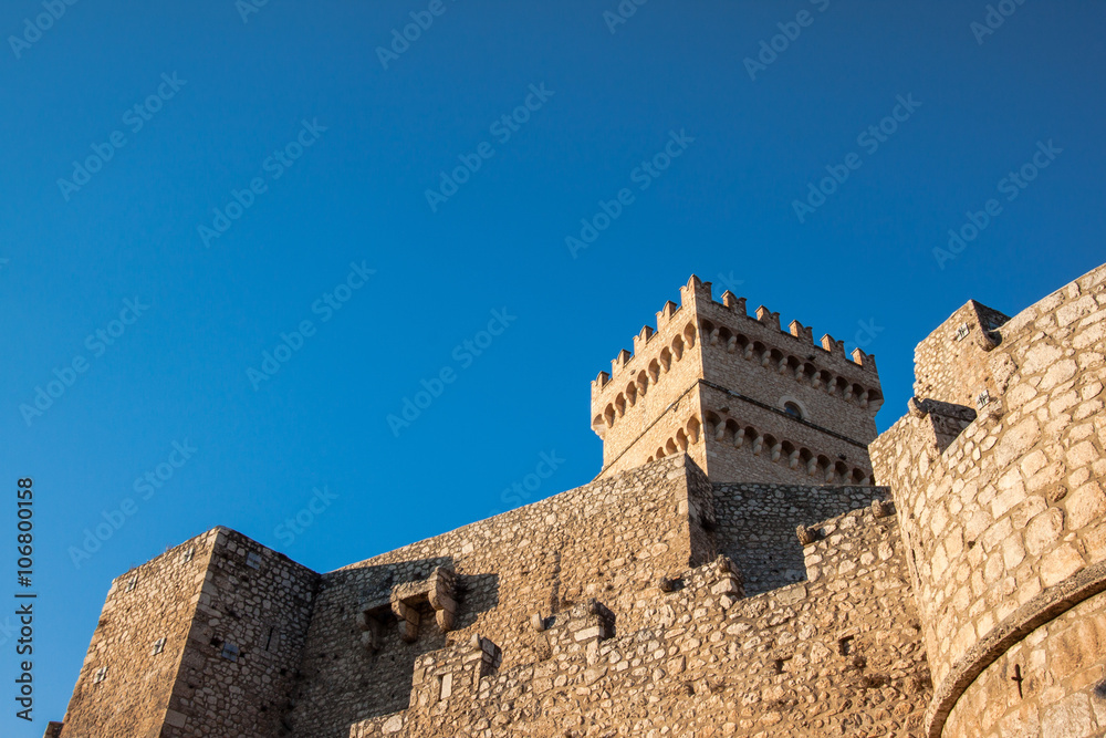 Il castello Piccolomini di Celano in Abruzzo