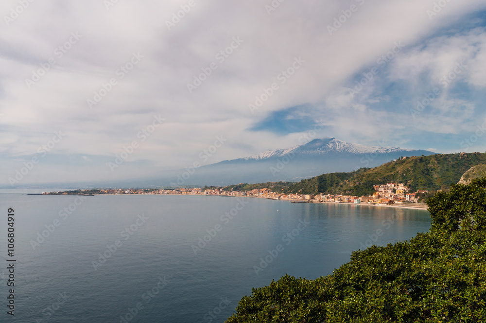 Blick von Taormina auf die Bucht von Giardini-Naxos; Sizilien