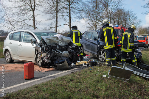 Feuerwehrmänner an einer Unfallstelle