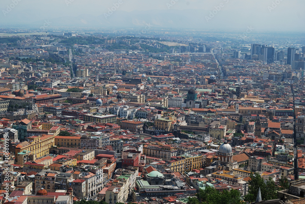 Spaccanapoli, la strada che divide il cuore della vecchia Napoli dall'alto in Certosa
