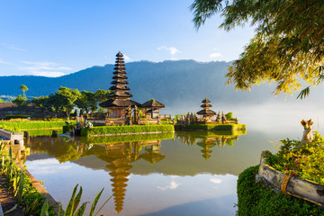 Wandcirkels Bali Bratan tempel bij zonsopkomst Bedugul  © Elena Ermakova