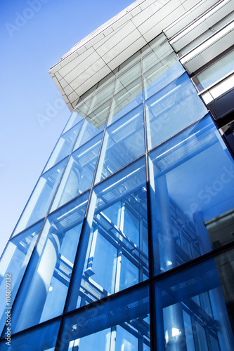 glass-clad facade of a modern building covered in reflective plate glass