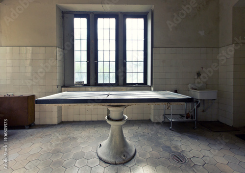 alter verlassener Seziertisch