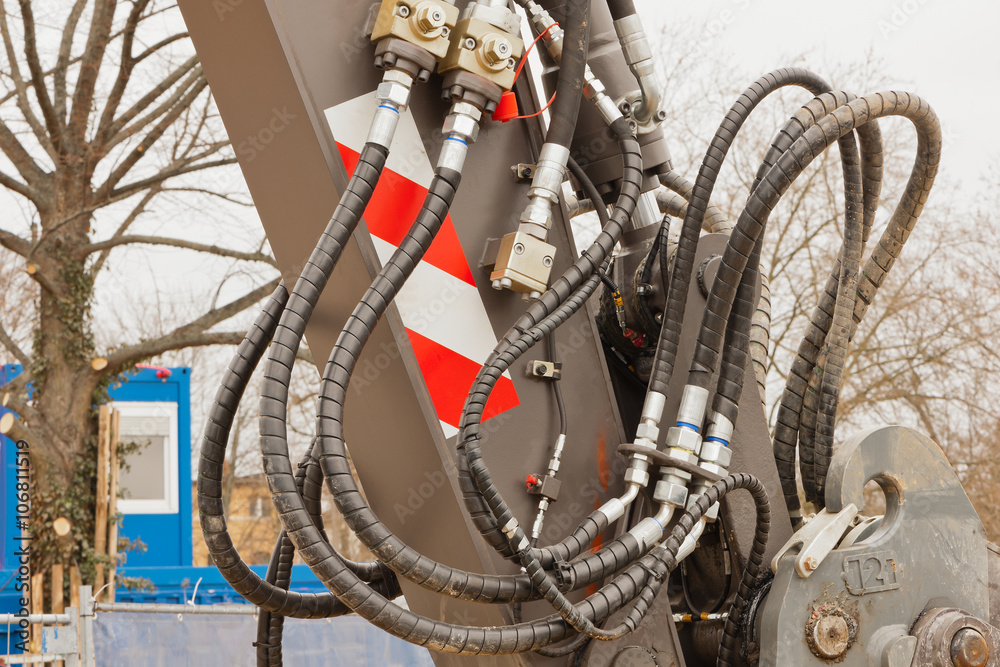 Hydraulikschläuche und Hydraulikkupplungen an einem Baggerarm Stock ...