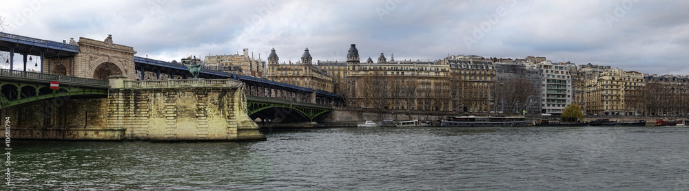 Fototapeta premium Pont de Bir-Hakeim à Paris