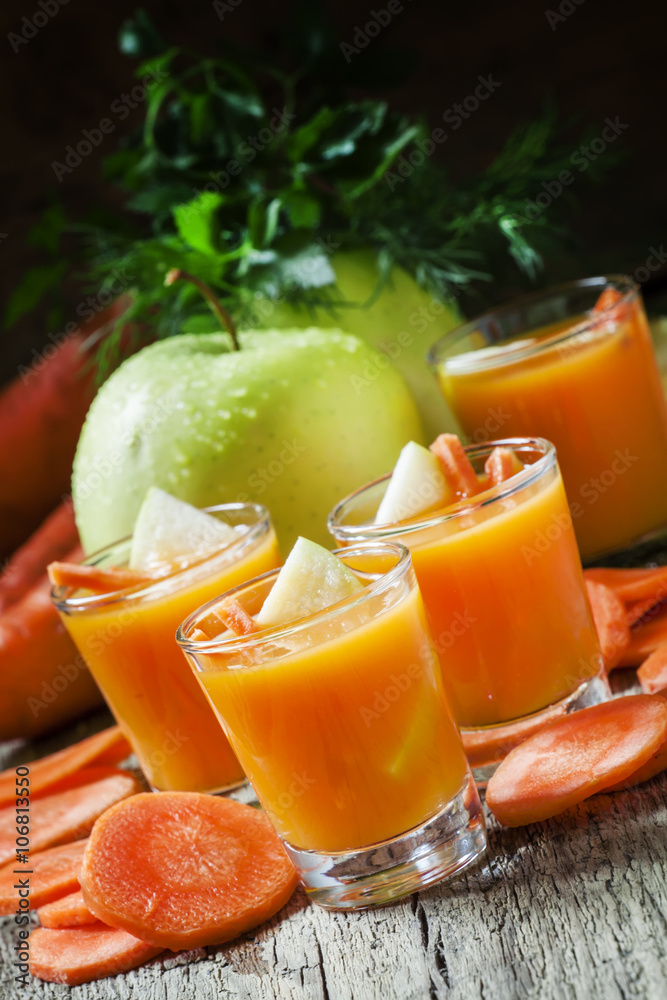 Freshly squeezed juice of carrots and green apples, selective fo Freshly squeezed juice of carrots and green apples, selective fo