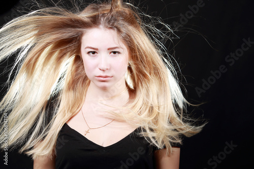 портрет девушки блондинки, развевающиеся волосы